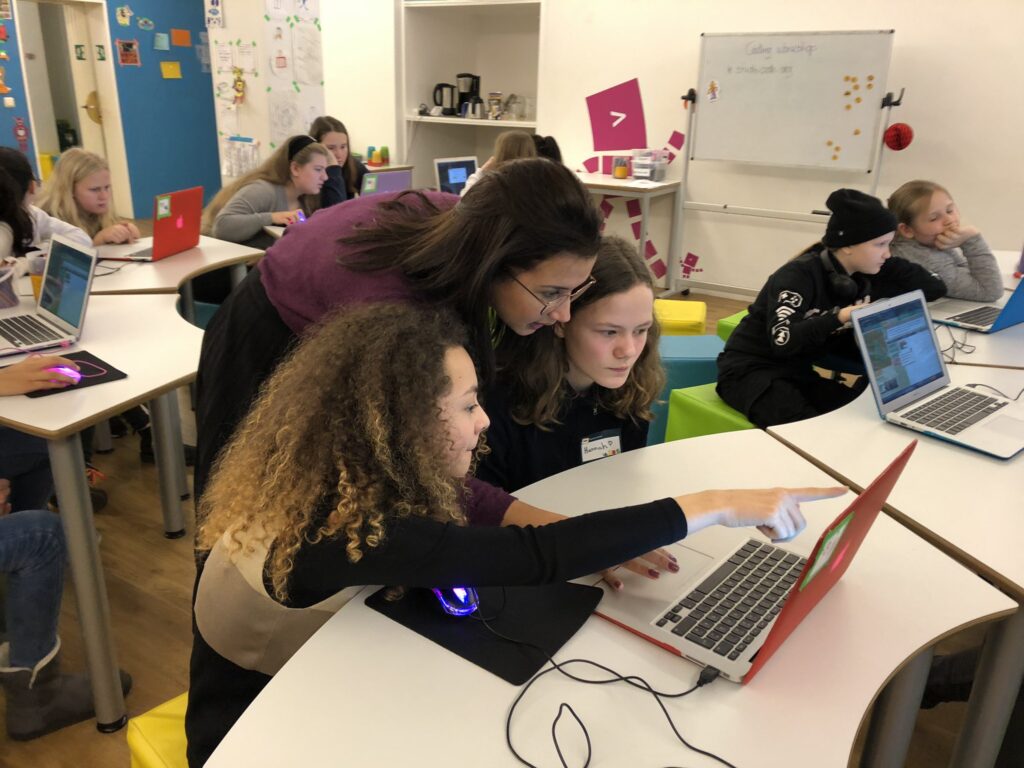 mentor helping girls code